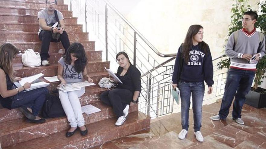 Los estudiantes apuran los últimos minutos antes de entrar al examen para repasar sus apuntes.