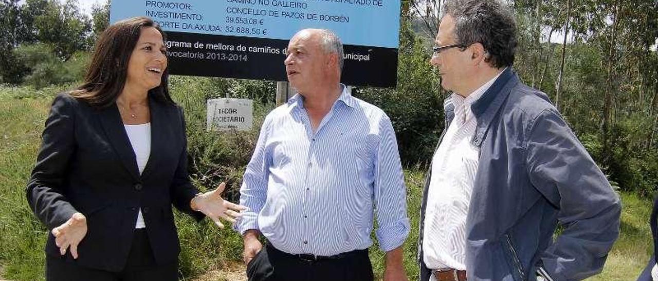 María José Bravo Bosch, Andrés Iglesias y Miguel Pérez Dubois, ayer en el Camiño do Galleiro.