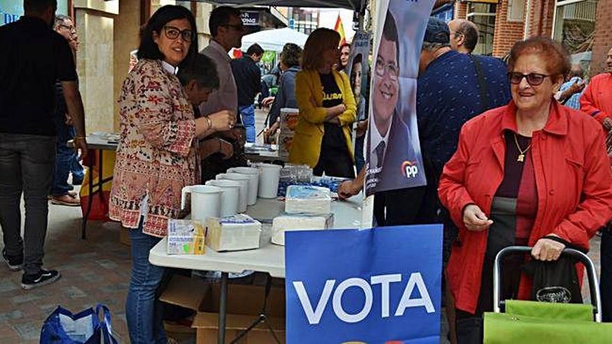 La candidata del PP a la Alcaldía, a la izquierda, en la mesa informativa.