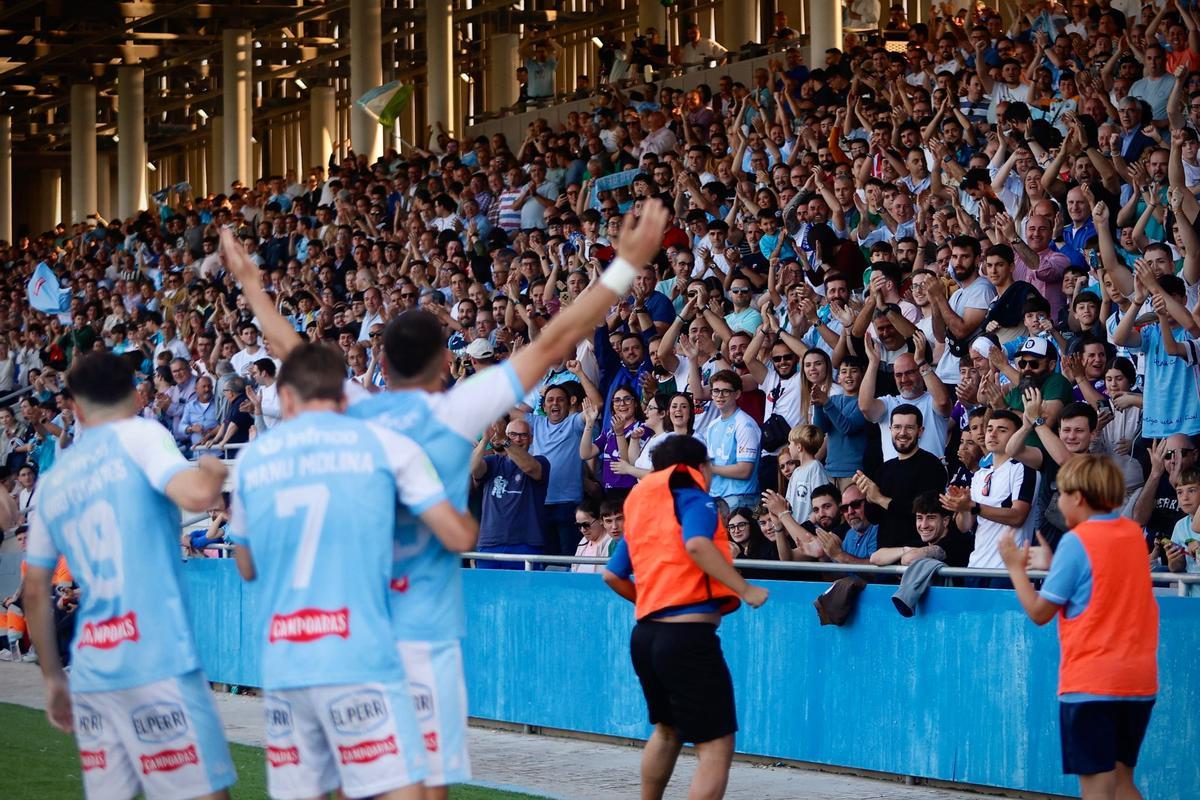 Celebración de jugadores y aficionados del Ciudad de Lucena tras el histórico ascenso a Segunda RFEF conseguido anoche.