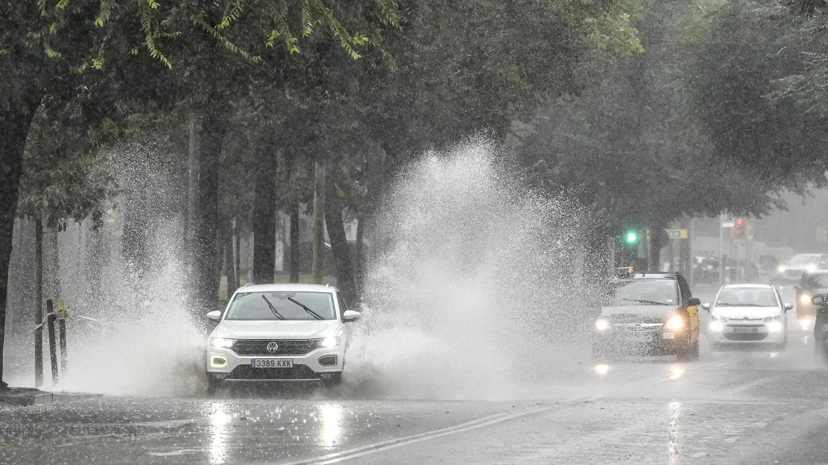 Un vehículo se enfrenta a lalluvia acumulada en la calle Perú en el barrio de Sant Martí durante la tormenta