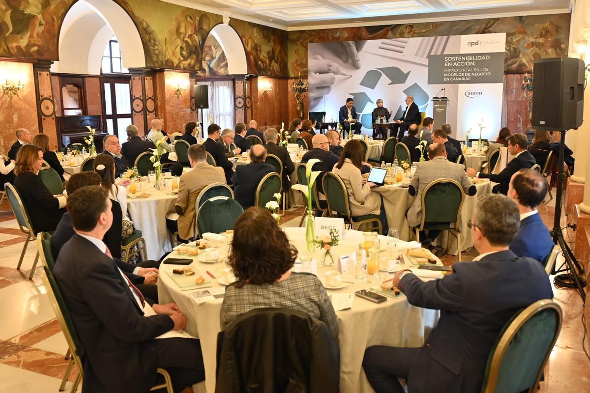 Intevención de Dhiraj Manmohan Chhabria (Fund Grube), María del Mar Araña (Grupo Capisa) moderada por Juan Francisco Campo Vallejo (Auren).