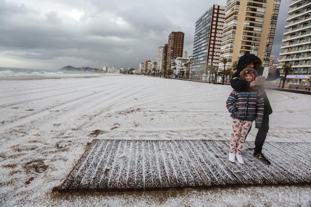 Una fuerte granizada cubre de blanco Benidorm