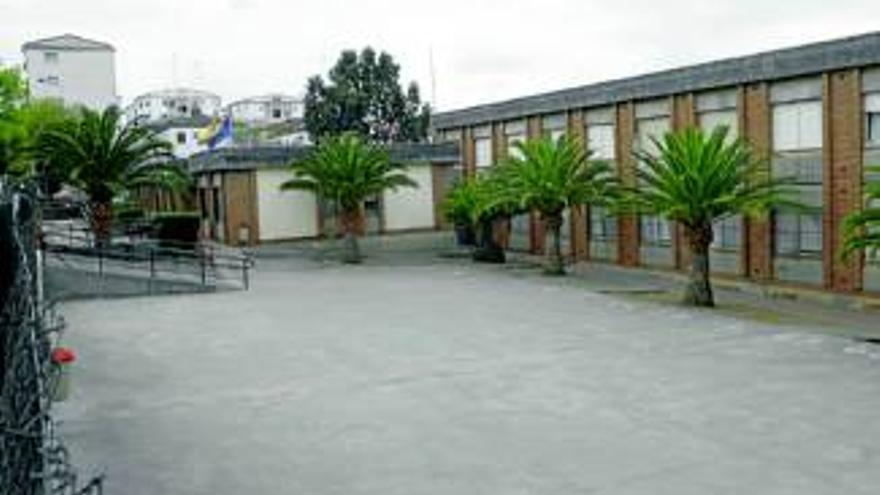 Una escuela taller reforma el patio de Infantil del colegio Extremadura