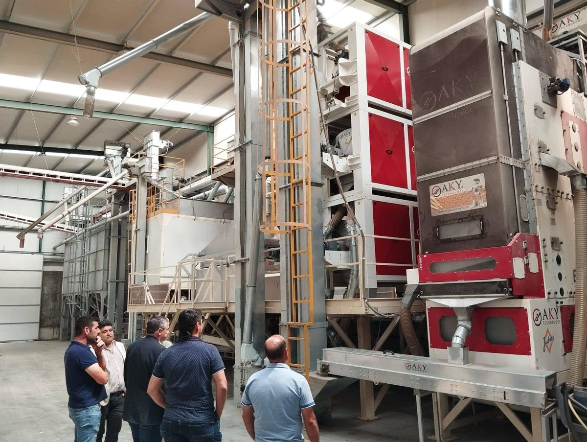 Participantes en la visita conocen la maquinaria de la que dispone la empresa.