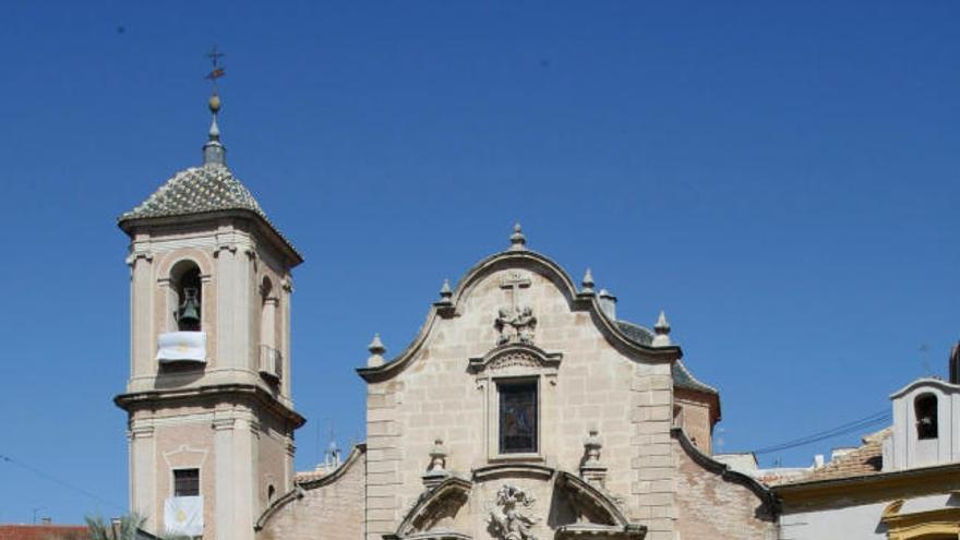 El solar que será excavado, en primer plano, y la Iglesia de Santa Eulalia, al fondo