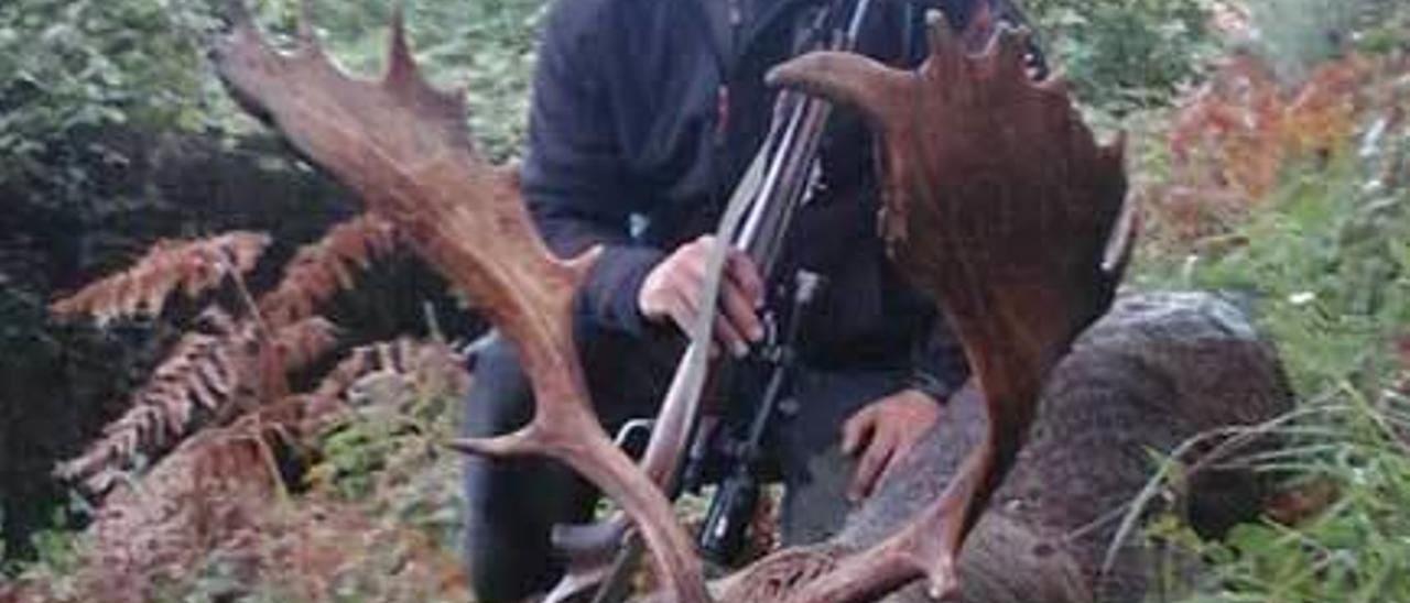 Juan Llenín, con el gamo de 165 puntos que cazó en La Vallina del Osu.