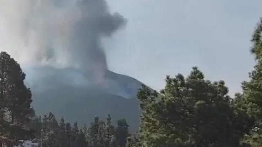 Erupción del volcán de La Palma desde Tacande.