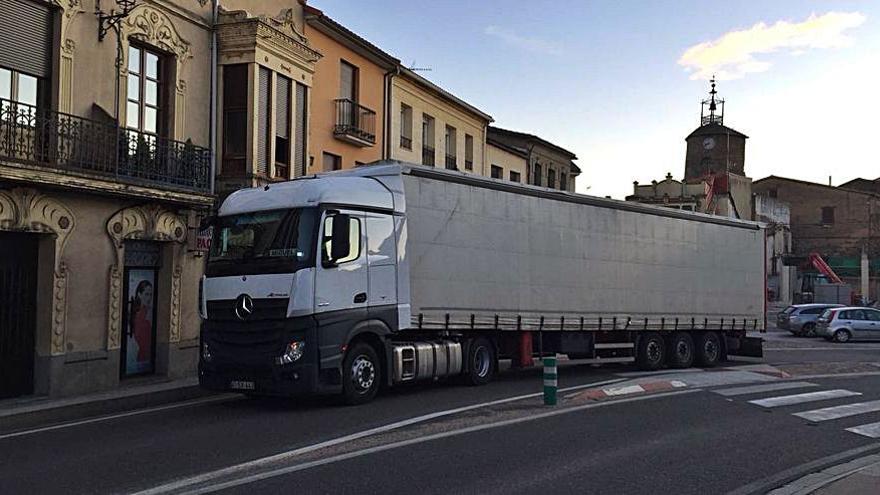 Un camión de gran tonelaje pasa por Alcañices. | L.O.Z.