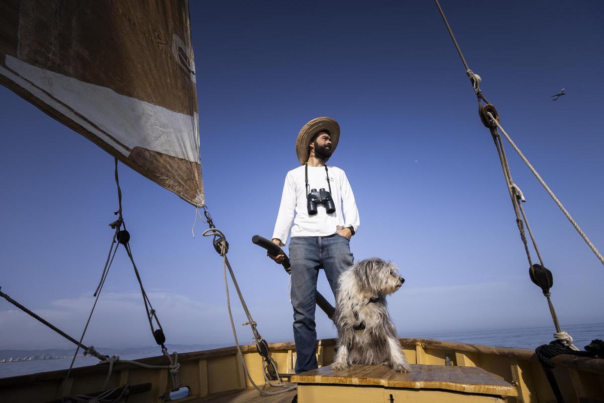 Sergi y Nirvana, al timón del velero.