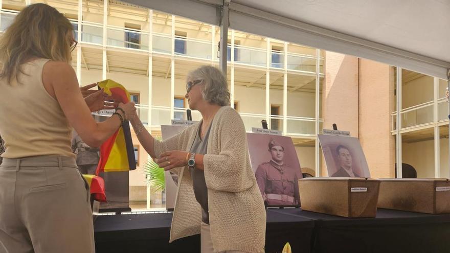 Gandia exige financiación para culminar las exhumaciones tras entregar los restos de cuatro fusilados a sus familias: "No pararemos hasta que todos vuelvan a casa"