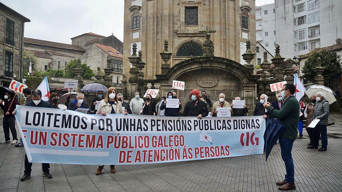 Concentración organizada por la CIG en Pontevedra, ante La Peregrina. |  // RAFA VÁZQUEZ