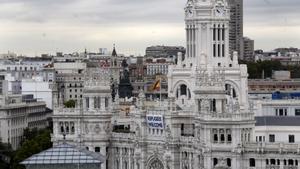 Fachada del Ayuntamiento de Madrid con el mensaje ’Welcome regufees’ en la etapa de Carmena