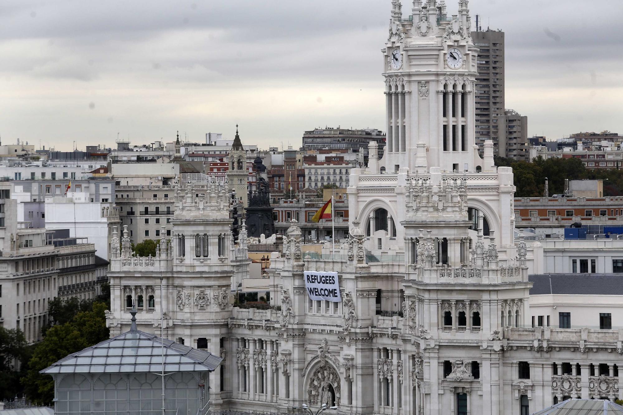 Fachada del Ayuntamiento de Madrid con el mensaje 'Welcome regufees' en la etapa de Carmena.