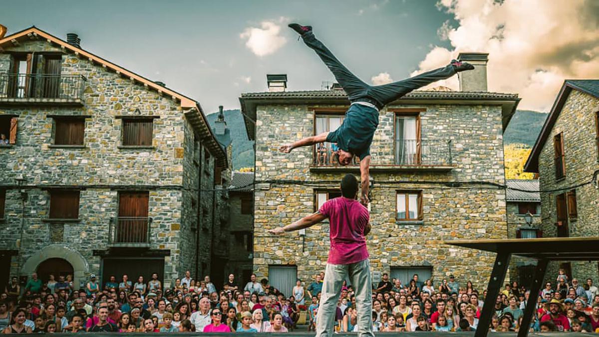 Una imagen de uno de los espectáculos acrobáticos realizados en ediciones pasadas del Jacetania Circus Festival.