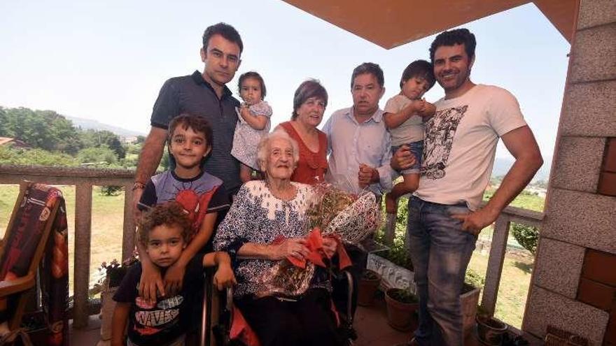 La nueva centenaria, rodeada de su familia y el alcalde. // Faro