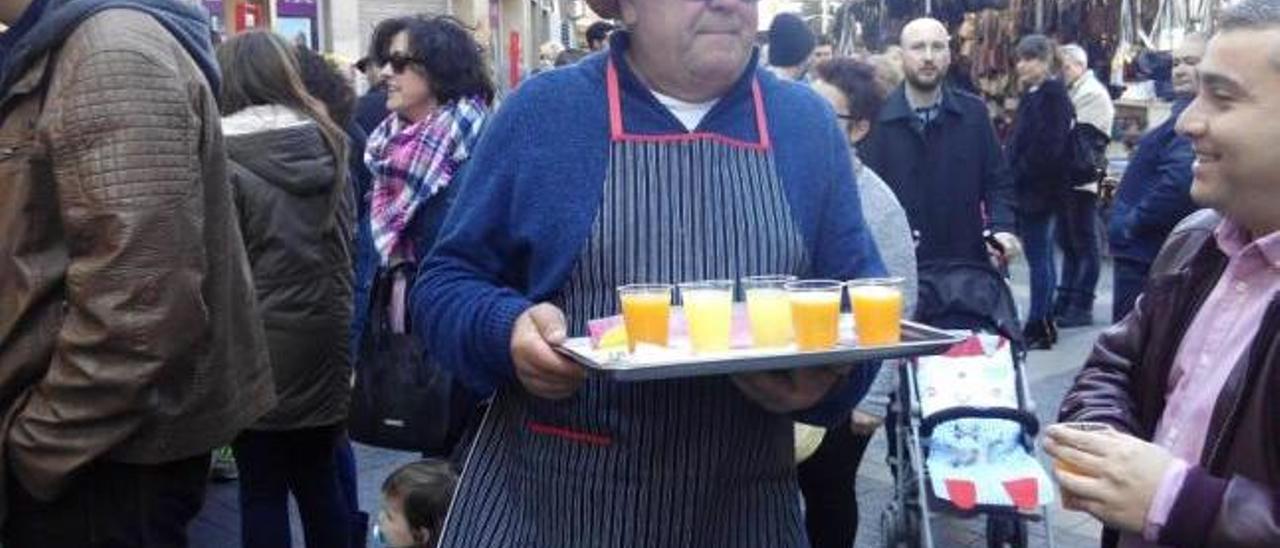 Jaume Estrany ofreciendo naranjada recién exprimida.