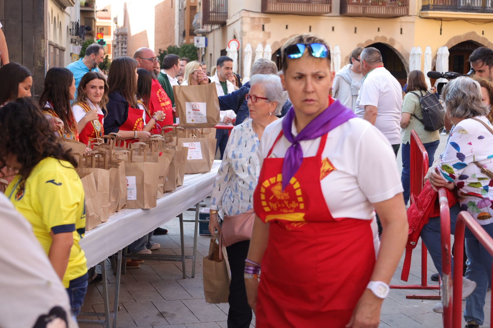 FOTOGALERÍA I Las imágenes de la Nit de la Xulla y del encuentro de elaboración de allioli de las fiestas de Vila-real