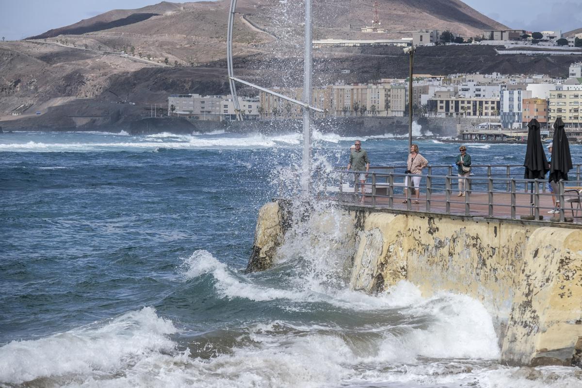 Marea alta en la playa de Las Canteras