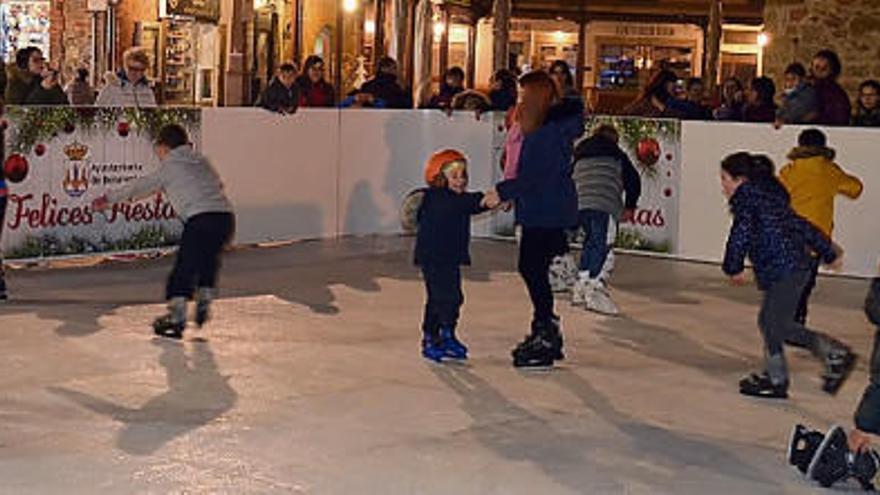 Niños y mayores patinan en la pista de patinaje de Benavente las navidades pasadas. |