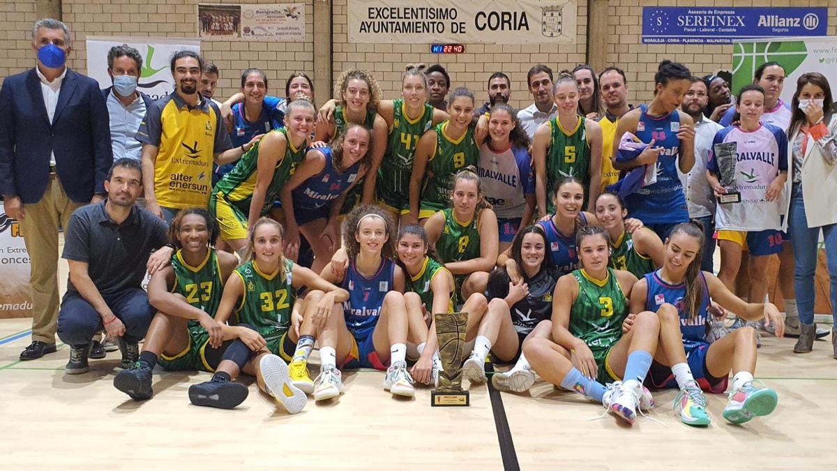 Los dos equipos posan juntos y sonrientes al final de la ceremonia de entrega de trofeos.