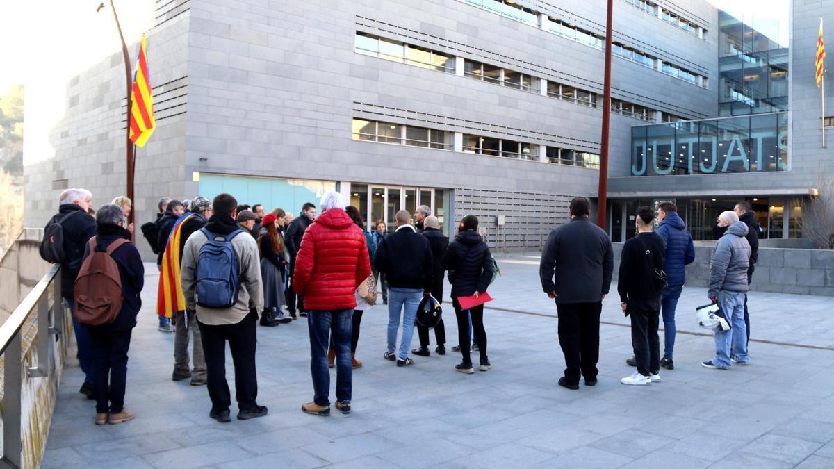 Concentració als jutjats de Manresa en suport als independentistes