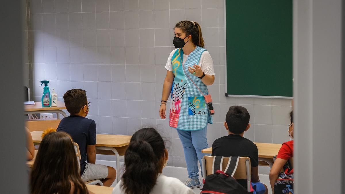 Alumnos del nuevo colegio de Cerro Gordo en un aula al inicio del curso escolar, en una imagen de archivo.