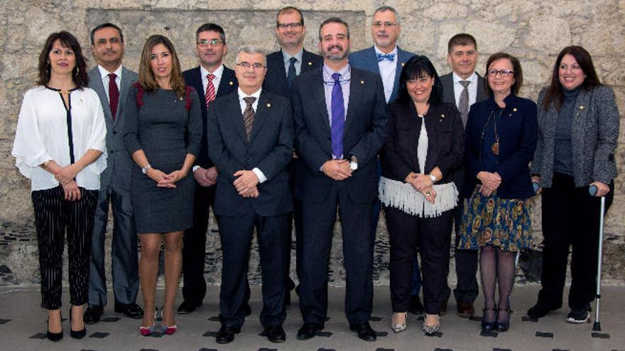 El rector de la Universidad grancanaria, Rafael Robaina, ayer con los miembros de su equipo de gobierno.