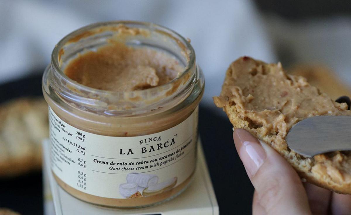 Crema de queso de cabra con escamas de pimiento ahumado.