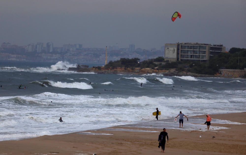 Fort onatge a la costa portuguesa a causa del pas de l'huracà "Leslie"