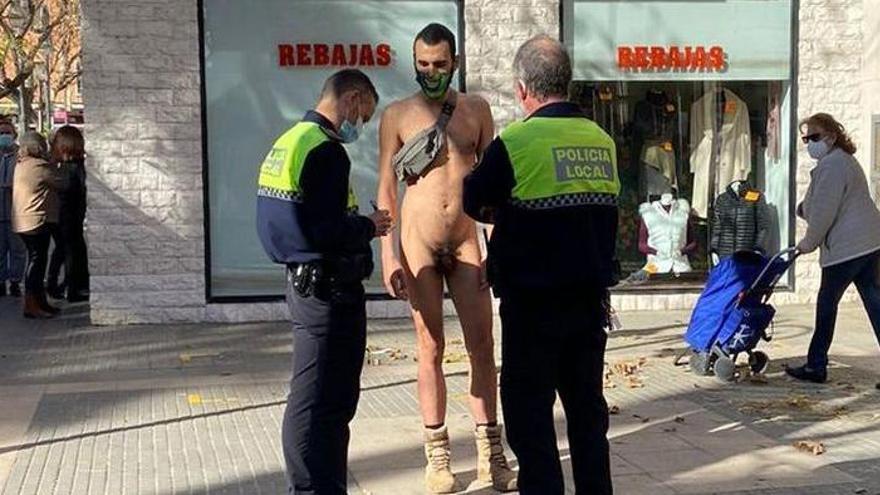 La Policía Local de Aldaia identifica al joven naturista.