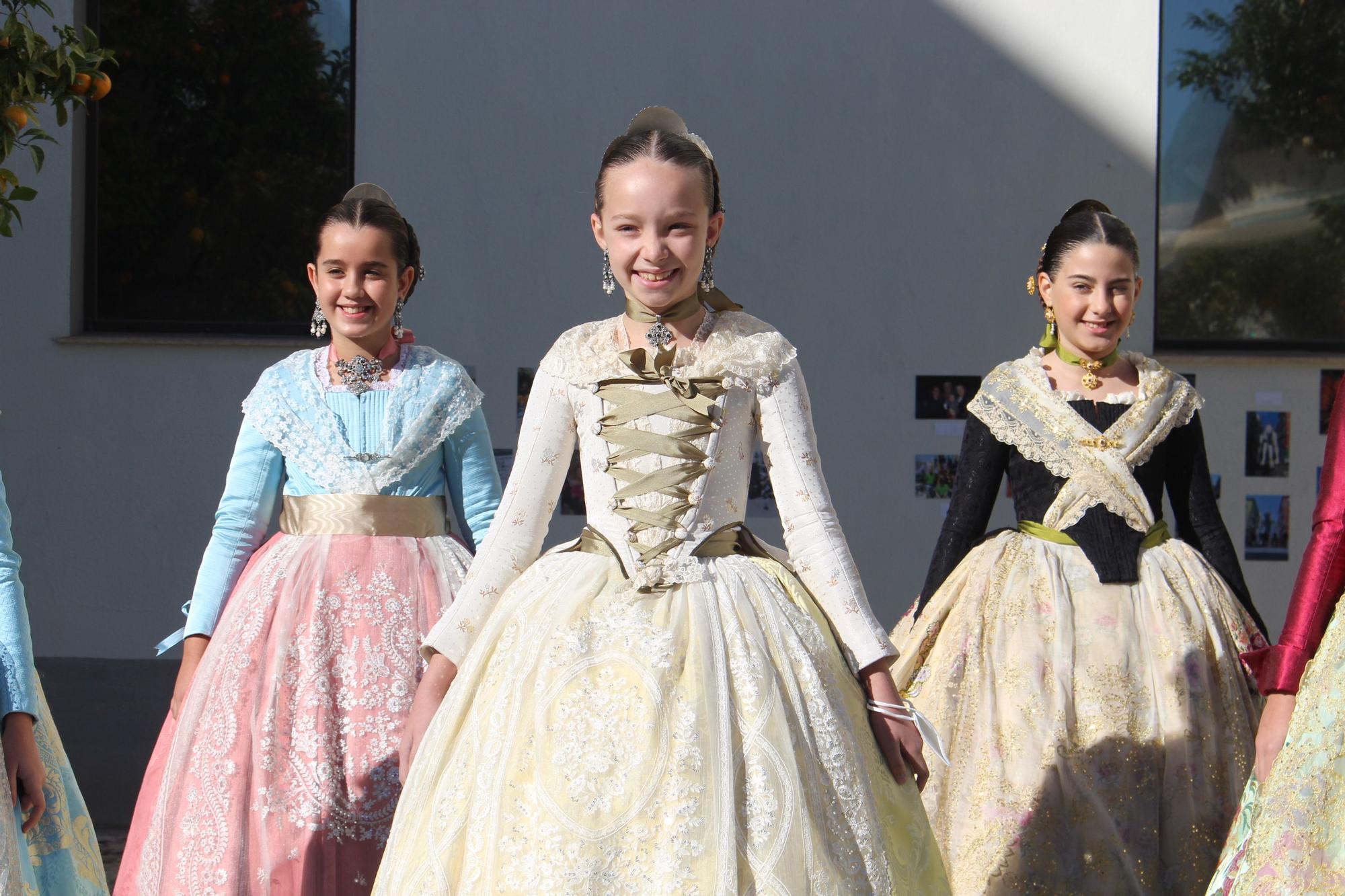 Falleras mayores y cortes recuperan el moño único... y unos segundos sin mascarilla