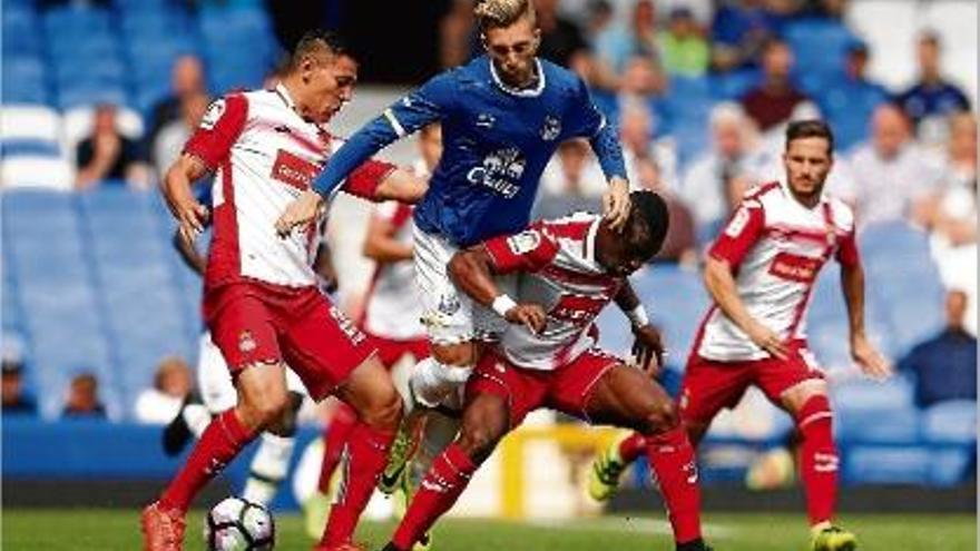 El gironí Gerard Deulofeu, envoltat de futbolistes de l&#039;Espanyol en una acció del partit d&#039;ahir.