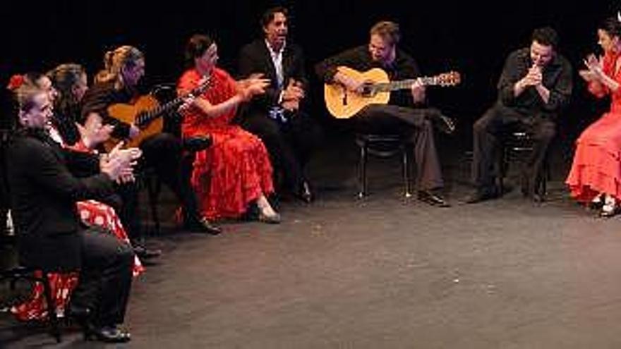 Fotografía de la compañía española Noche Flamenca, durante los ensayos previos al estreno del espectáculo &quot;El Mar&quot;, que se realizará este viernes en el Theater 80 de Nueva York (EEUU). El espectáculo es una adaptación que llena de flamenco la obra &quot;La dama del mar&quot;, del conocido dramaturgo noruego Henrik Ibsen, que narra la historia de Ellida y el Doctor Wangel.