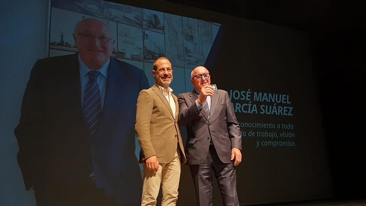 Por la izquierda, el alcalde de Siero, Ángel García, con José Manuel García mostrando la Medalla de Oro del municipio