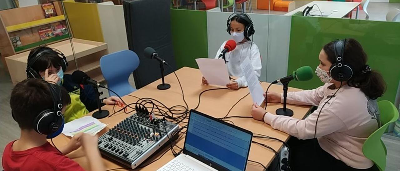 Escolares realizan un programa en Radio Ría do Burgo.