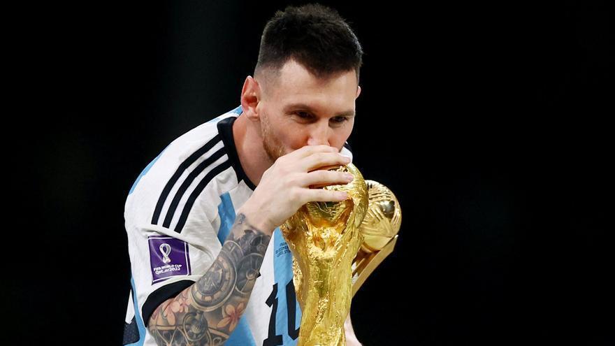 Messi besa la Copa del Mundo.