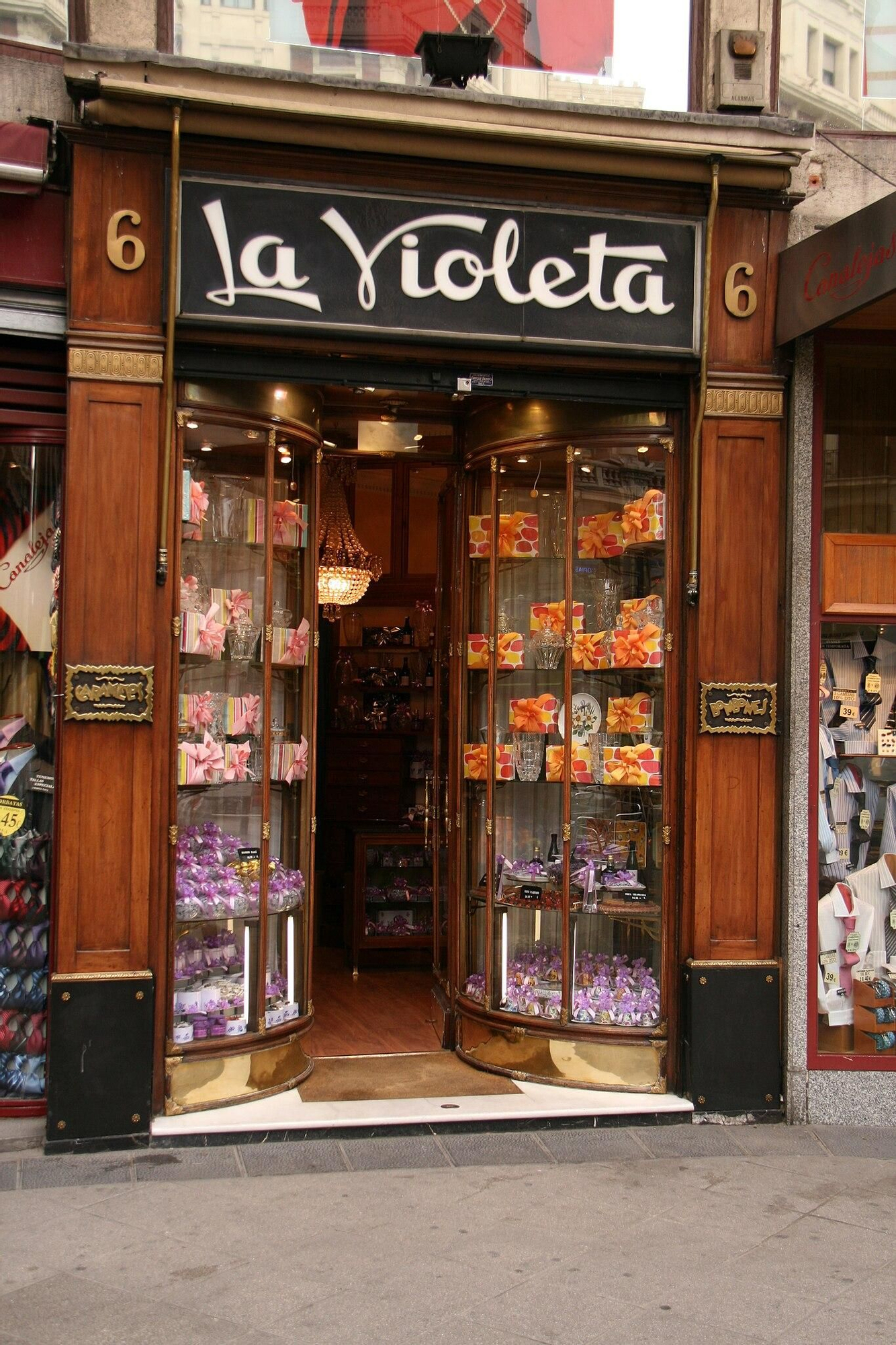 La Violeta se encuentra a poca distancia de la Puerta del Sol.