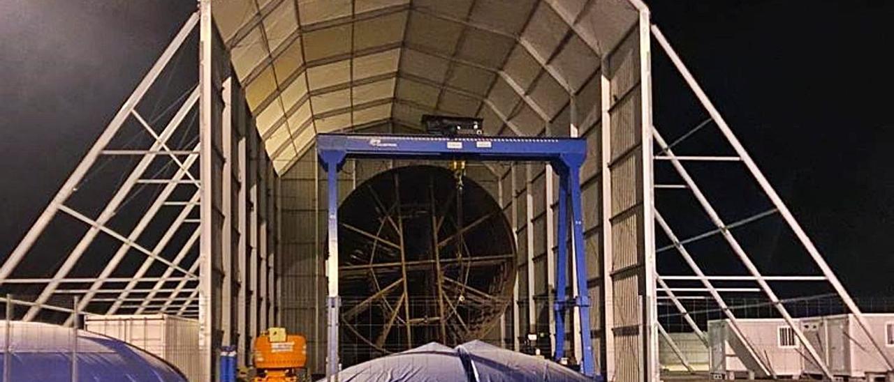 La estructura montada en La Osa para la construcción del autoclave, en el centro.