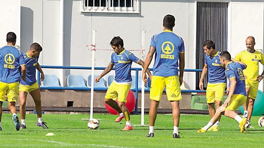 Sergio Araujo, delantero de la UD Las Palmas, toca balón en un ejercicio con el resto de sus compañeros en el entrenamiento de ayer. | quique curbelo