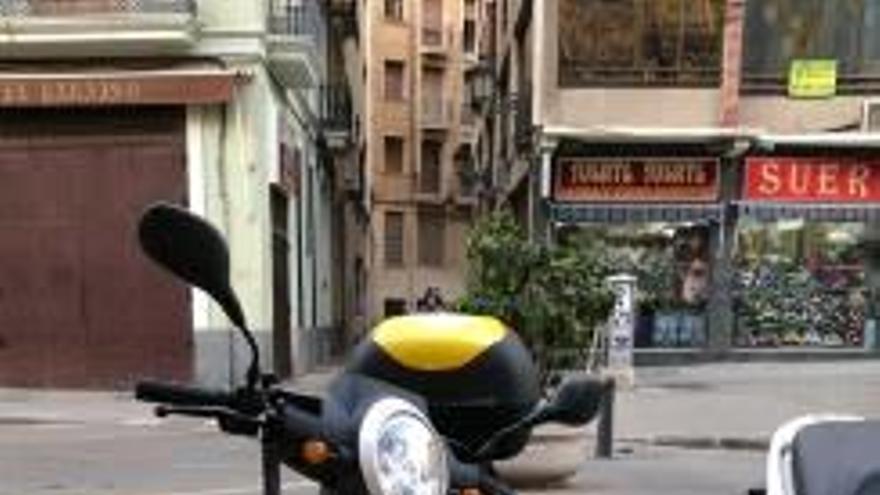 Una de las motos eléctricas de Moving en la plaça del Mercat.