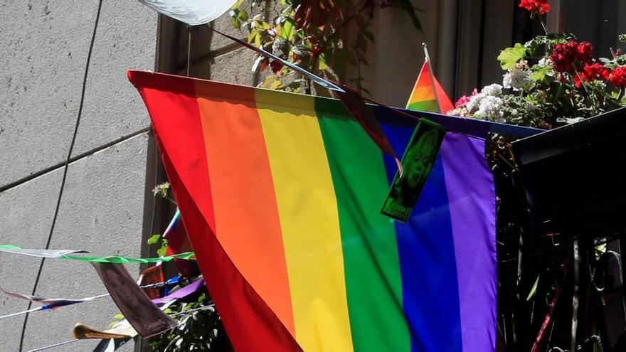 La bandera arcoíris en un balcón en Madrid.