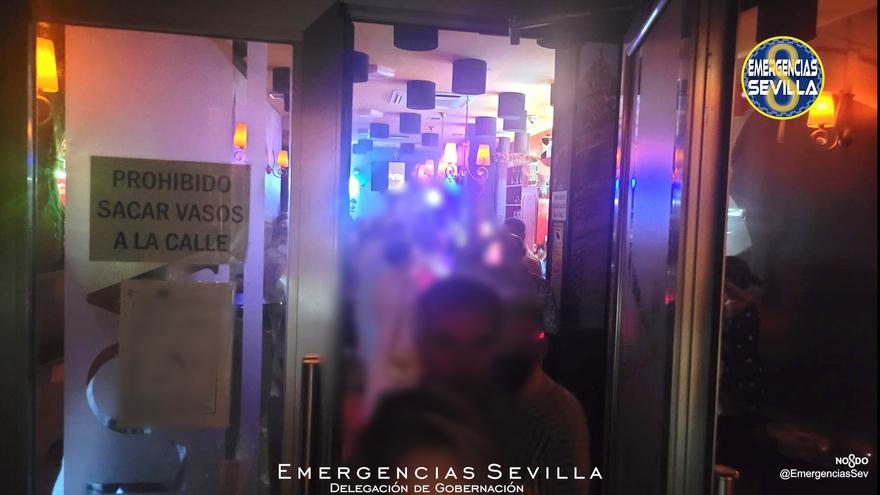 Archivo - Imagen de archivo de una actuación de la Policía Local en Sevilla.