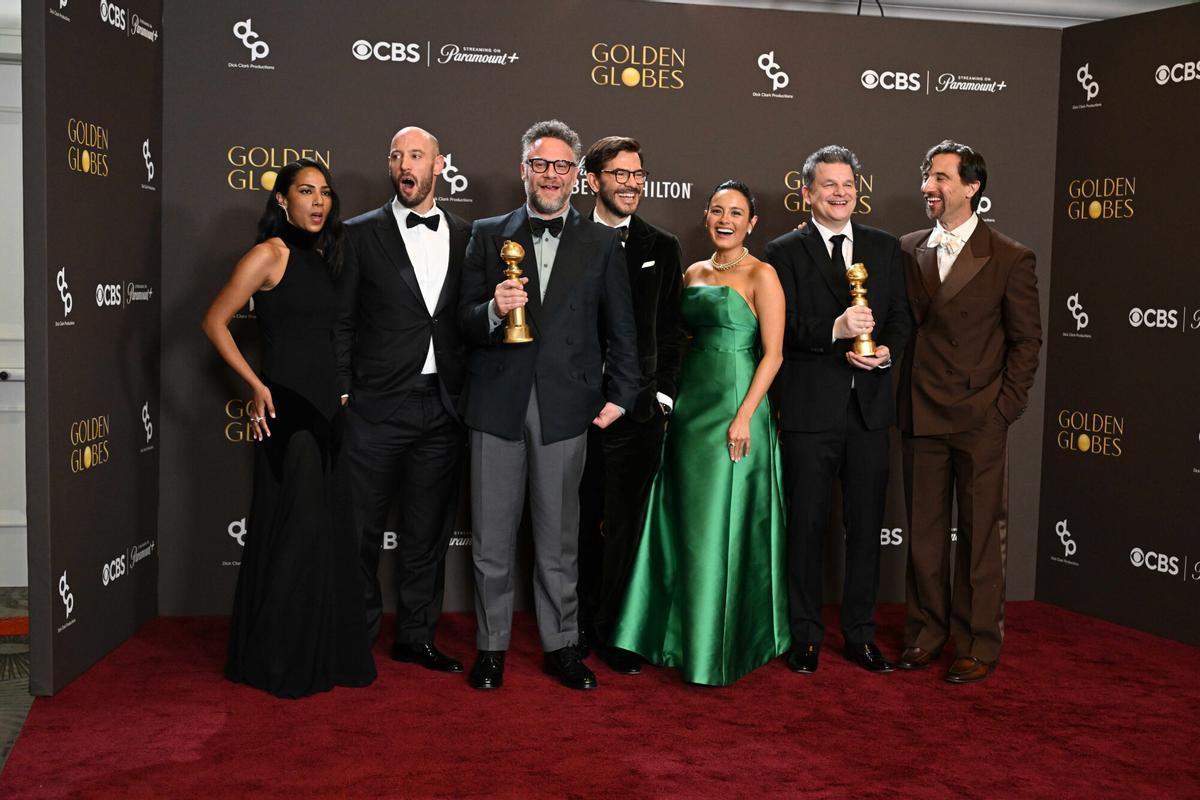 El reparto de THE STUDIO en la sala de prensa durante la 83.ª edición de los Globos de Oro, en el Beverly Hilton.