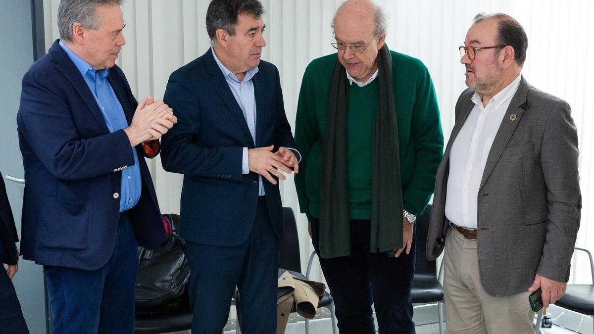 El conselleiro de Sanidade, Antonio Gómez Caamaño, el de Educación, Ciencia, Universidades y FP, Román Rodríguez, el decano de la Facultad de Medicina, Julián Álvarez, y el rector da USC, Antonio López.