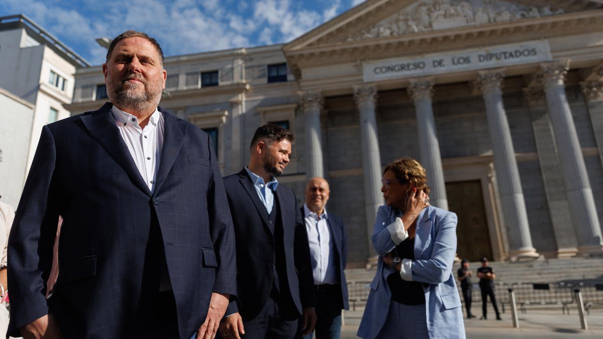 (I-D) El líder de ERC, Oriol Junqueras; el portavoz de ERC en el Congreso, Gabriel Rufián y la diputada de ERC Montserrat Bassa, a su llegada al Congreso de los Diputados para presenciar la sesión plenaria en la se aprueba el uso de las lenguas cooficiale