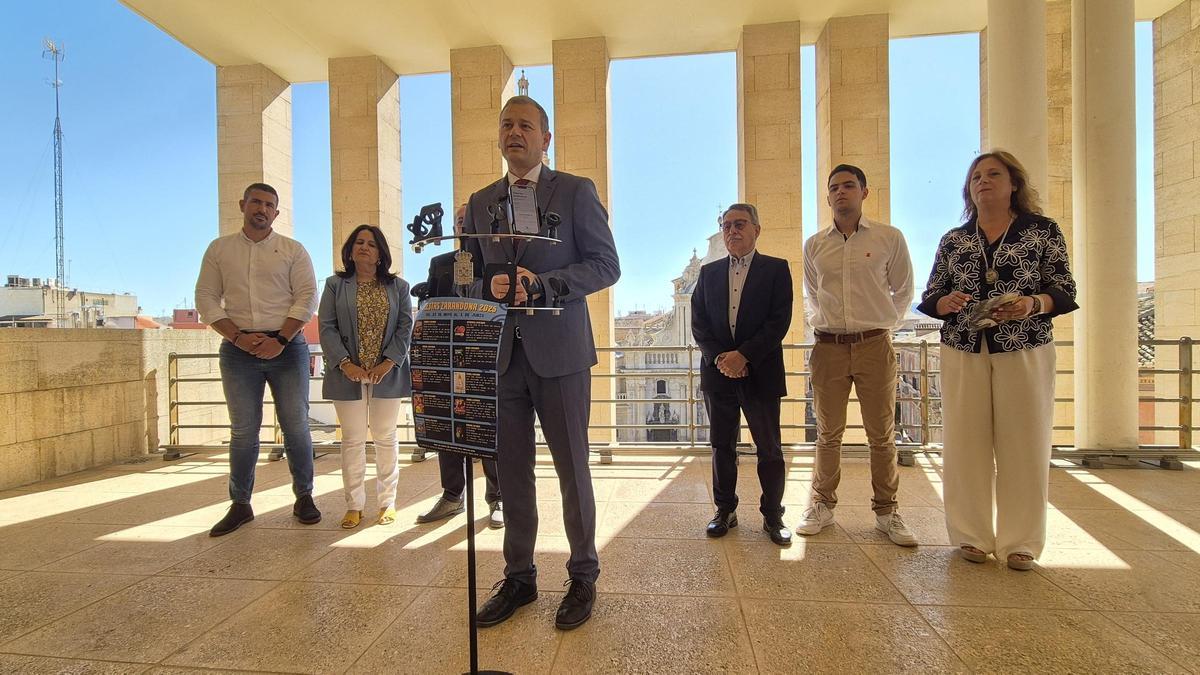 El concejal de Pedanías y Vertebración Territorial, Marco Antonio Fernández, presenta la programación de las fiestas de Zarandona en la terraza del Moneo.