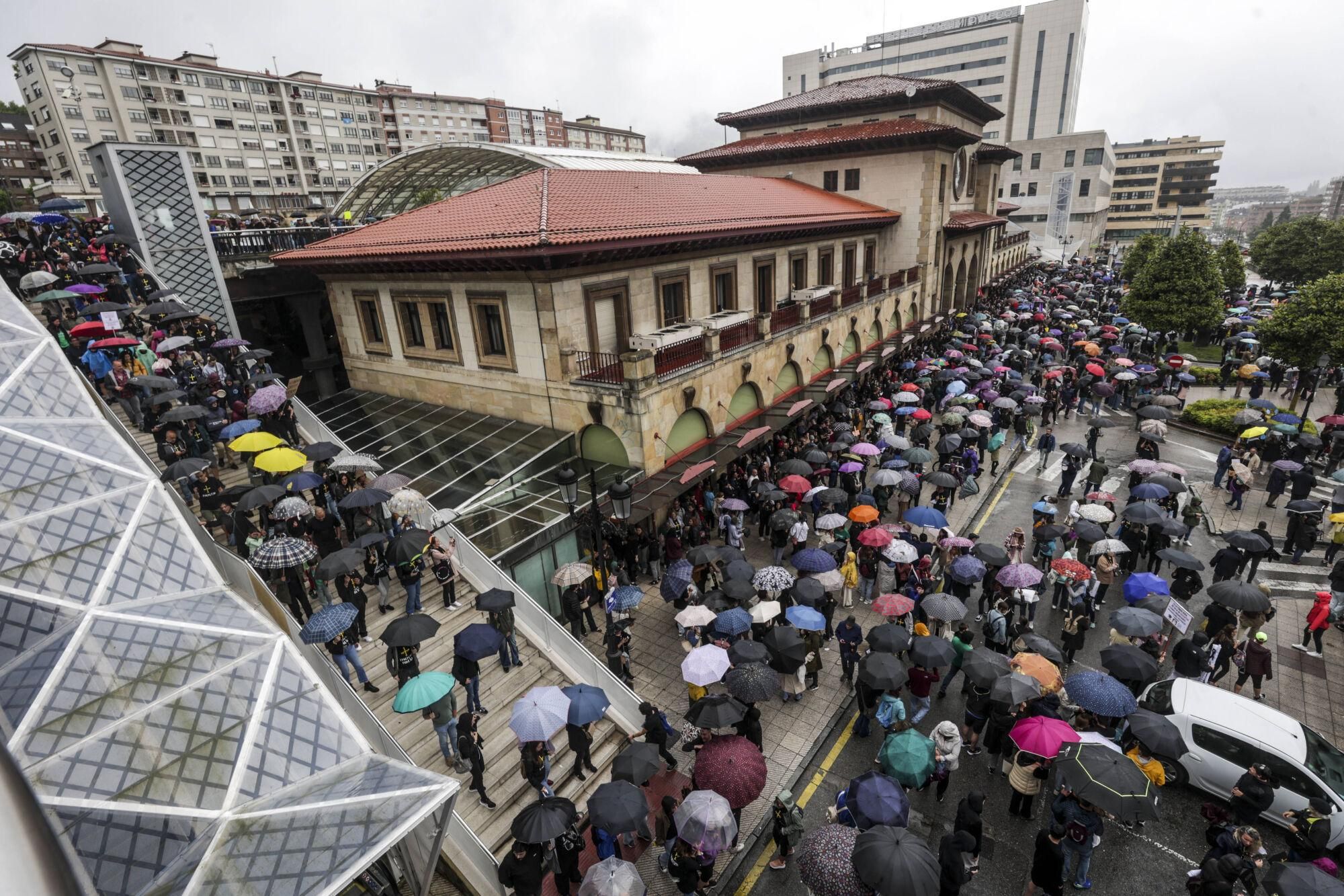 EN IMÁGENES: Así fue la gran manifestación de profesores por la enseñanza pública asturiana