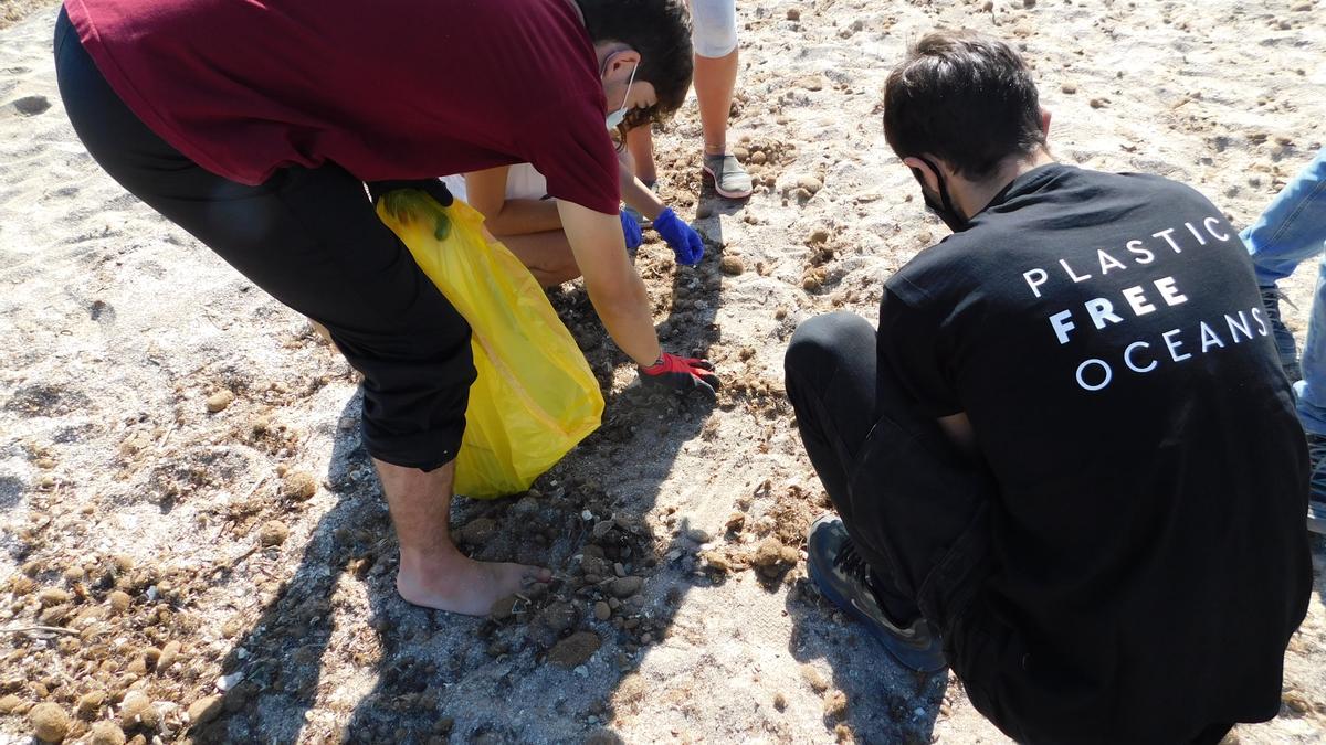 Voluntarios limpian la playa de Agua Amarga