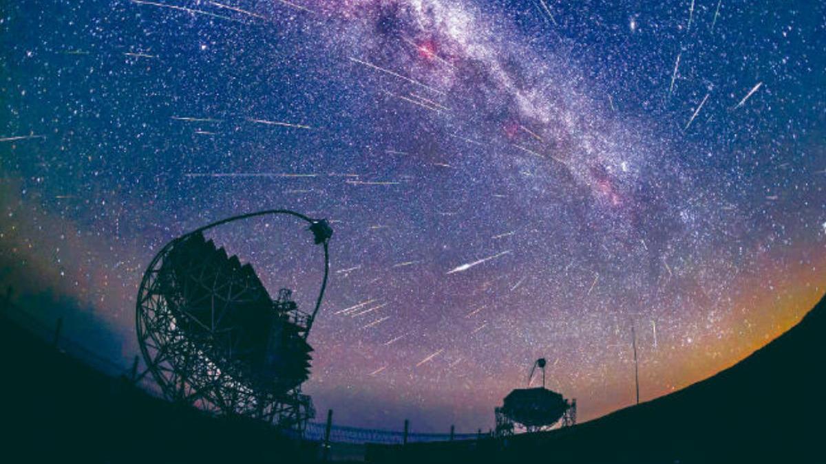 Lluvia de estrellas de las Perseidas sobre el Observatorio del Roque de los Muchachos, en La Palma.